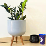 Vaso Doha Médio com Tripé de Madeira