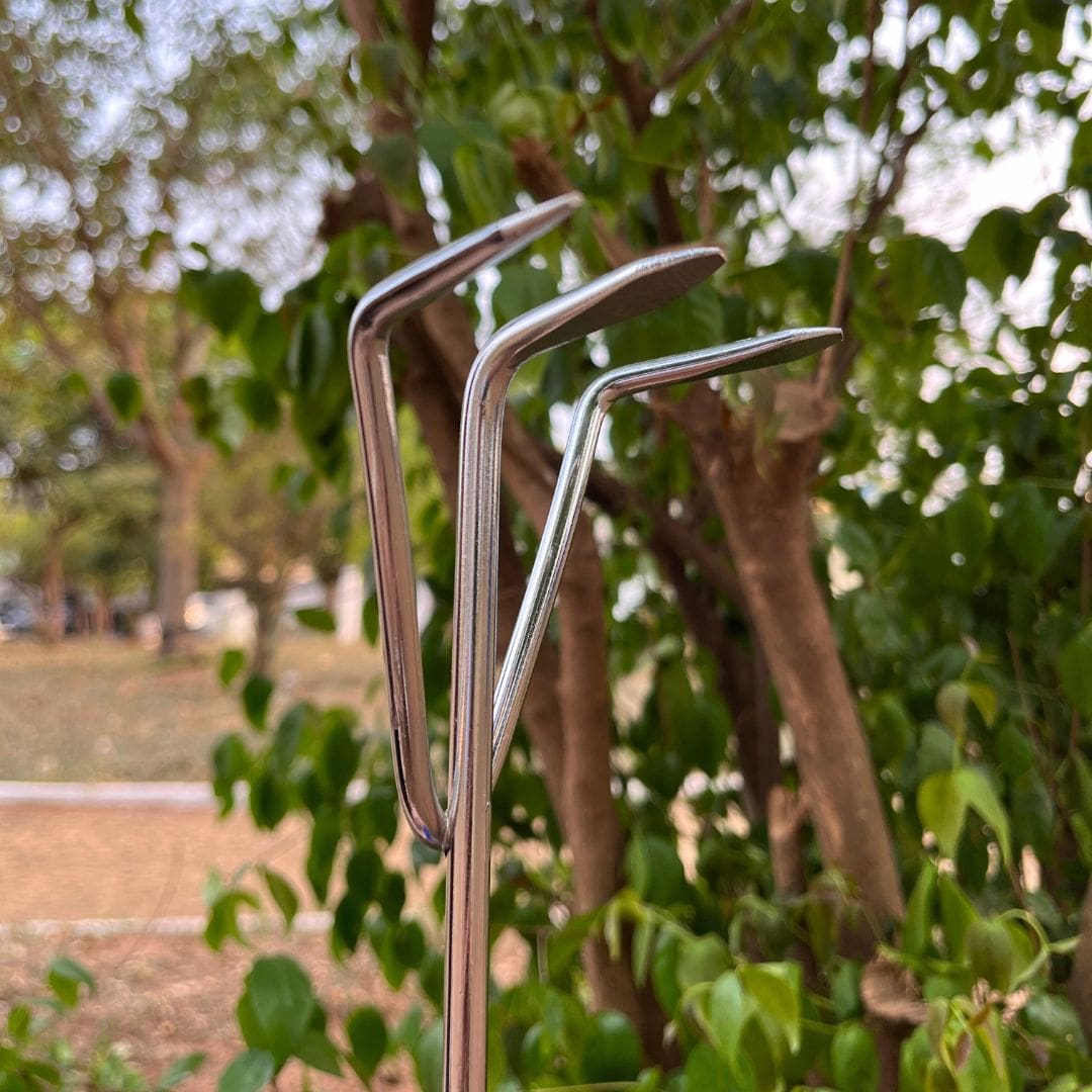 Ancinho de Mão 3 Dentes em Aço com Cabo Plástico Emborrachado 31cm