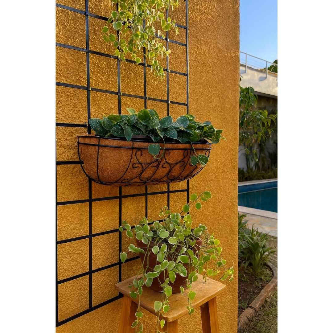 Jardineira de Fibra de Coco com Suporte Ornamentado