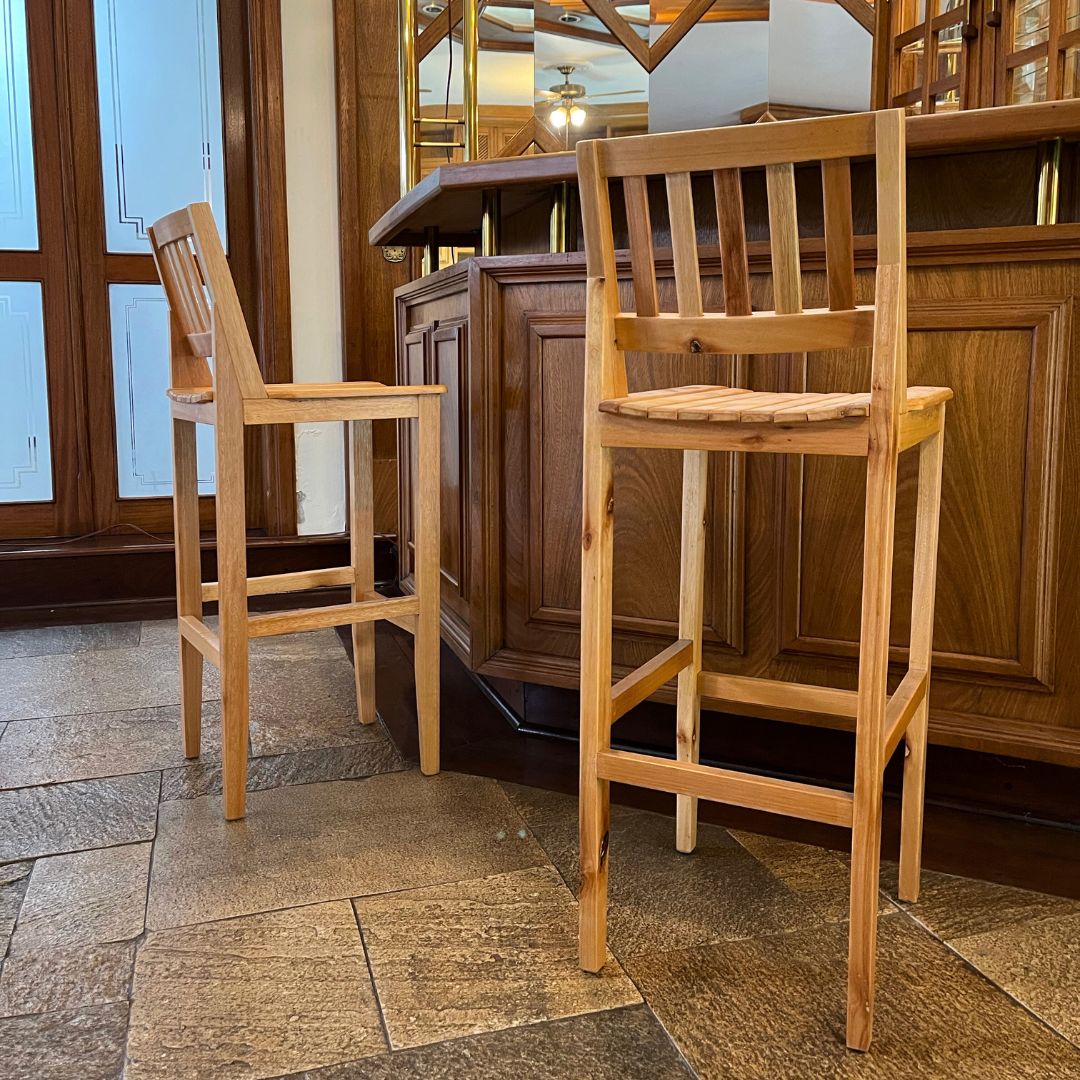 Banqueta de Madeira Maciça com Encosto