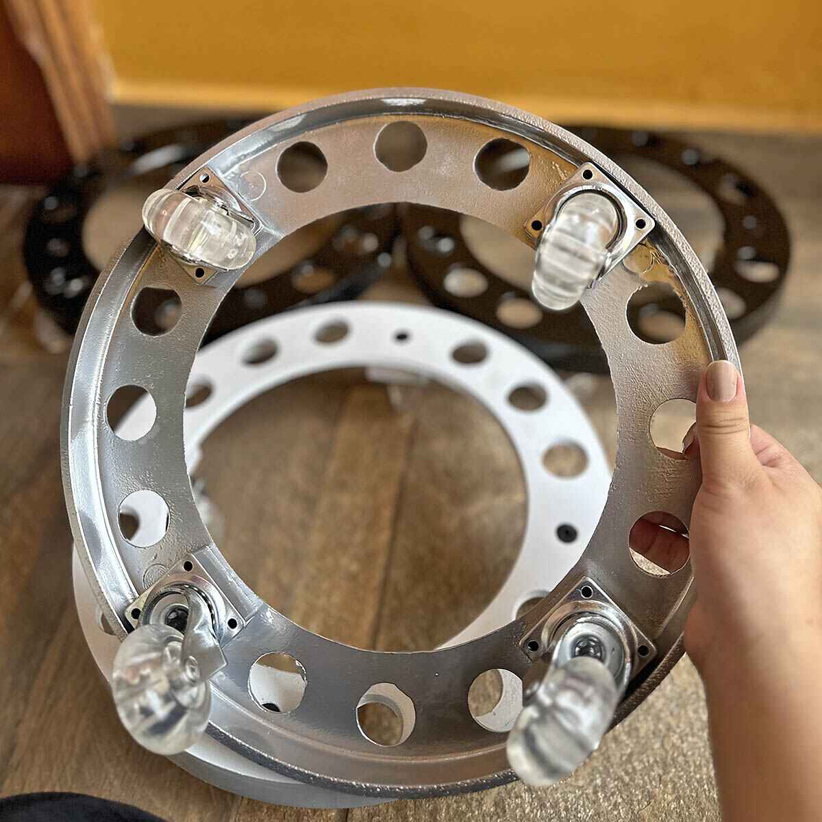 Suporte de Alumínio com Rodas de Silicone para Vasos Redondos