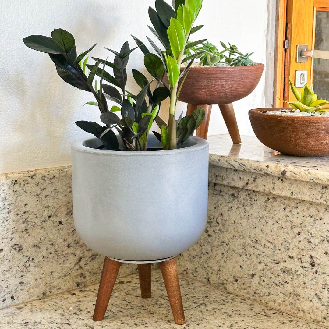 Vaso Doha Médio com Tripé de Madeira