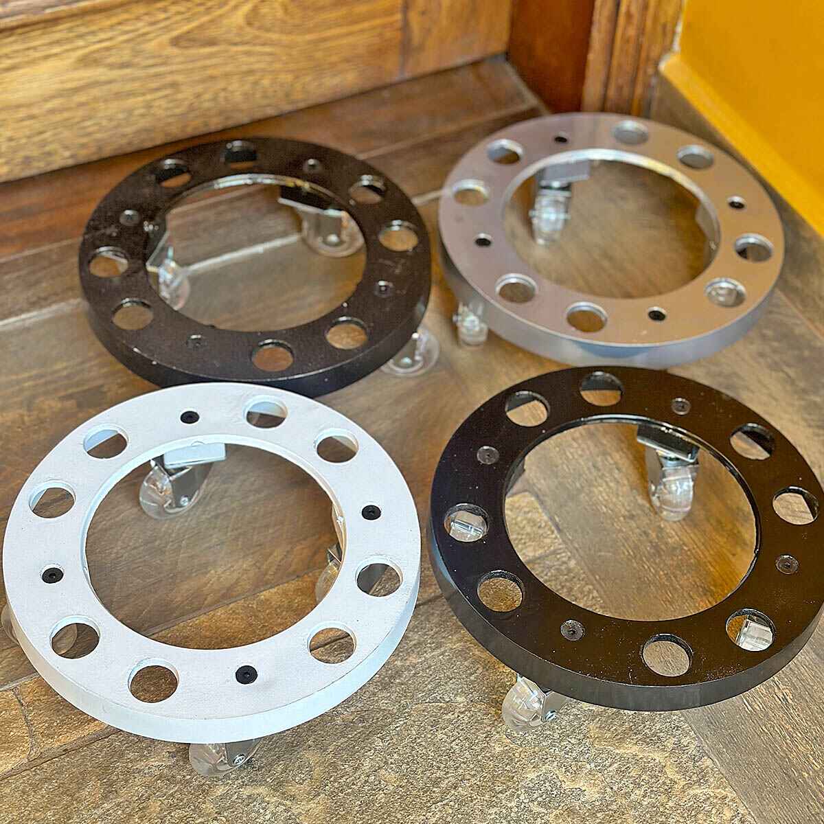 Suporte de Alumínio com Rodas de Silicone para Vasos Redondos