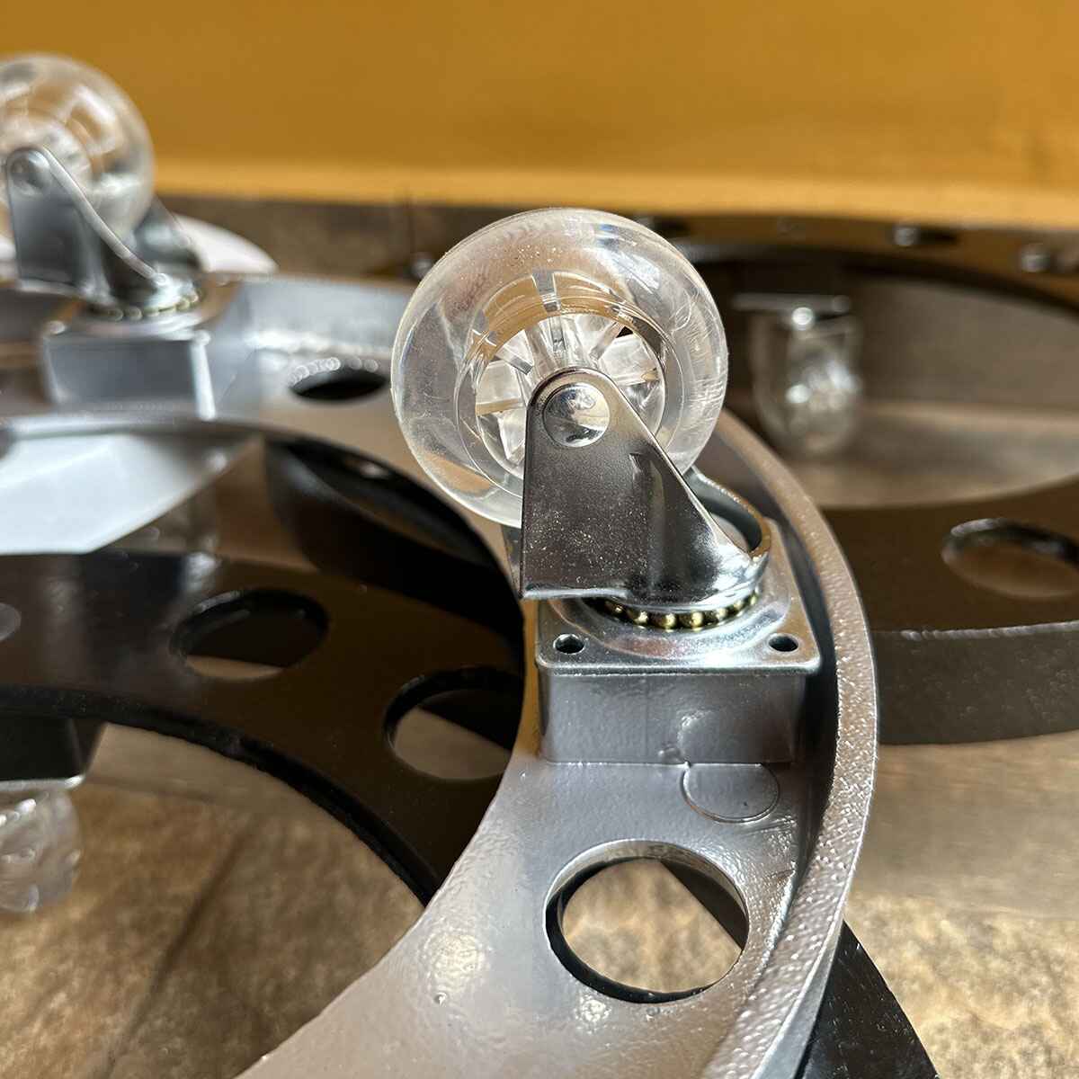 Suporte de Alumínio com Rodas de Silicone para Vasos Redondos