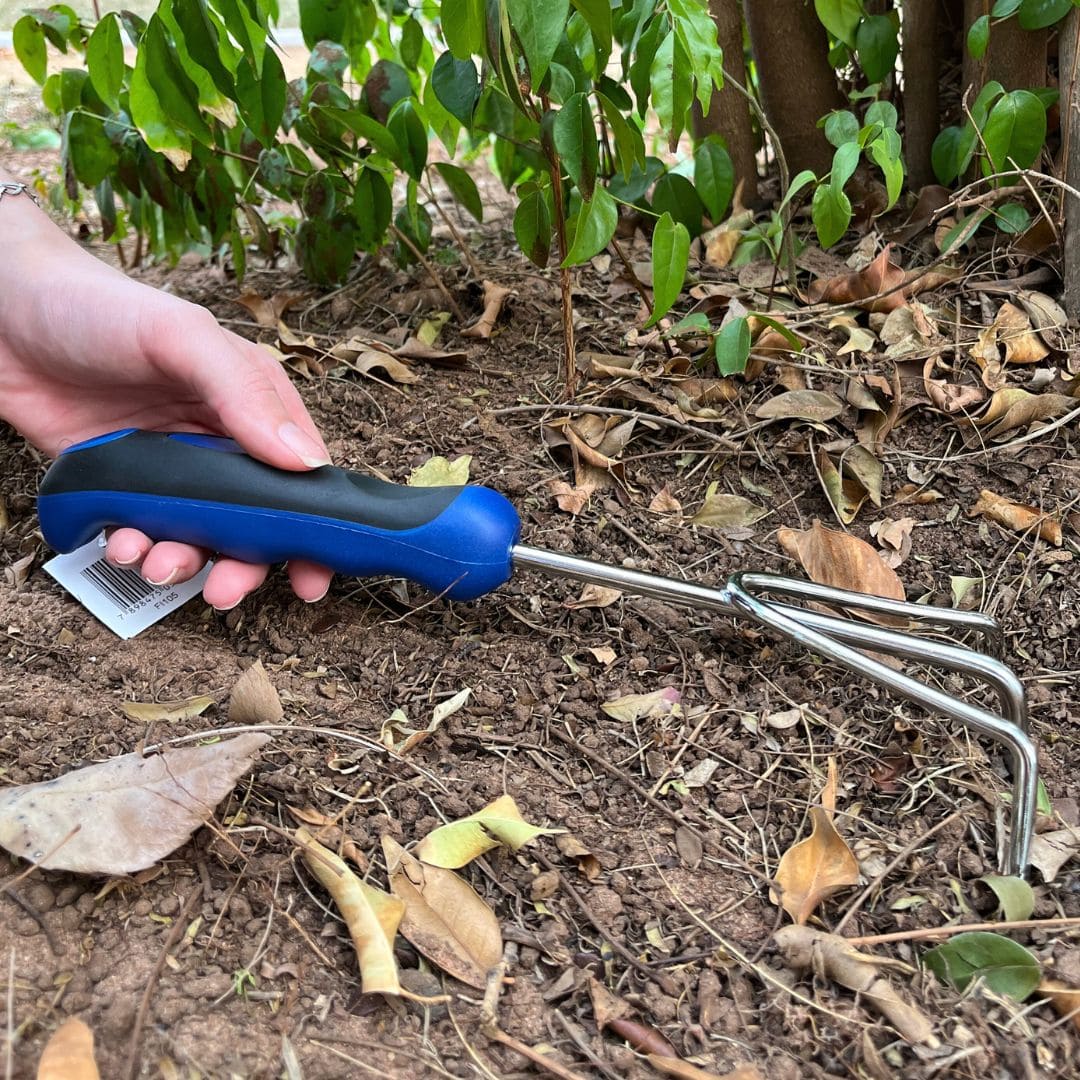 Ancinho de Mão 3 Dentes em Aço com Cabo Plástico Emborrachado 31cm