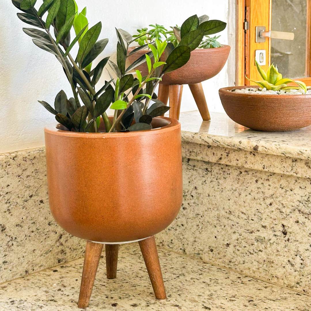 Vaso Doha Médio com Tripé de Madeira