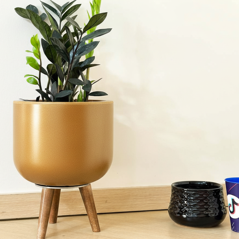 Vaso Doha Médio com Tripé de Madeira