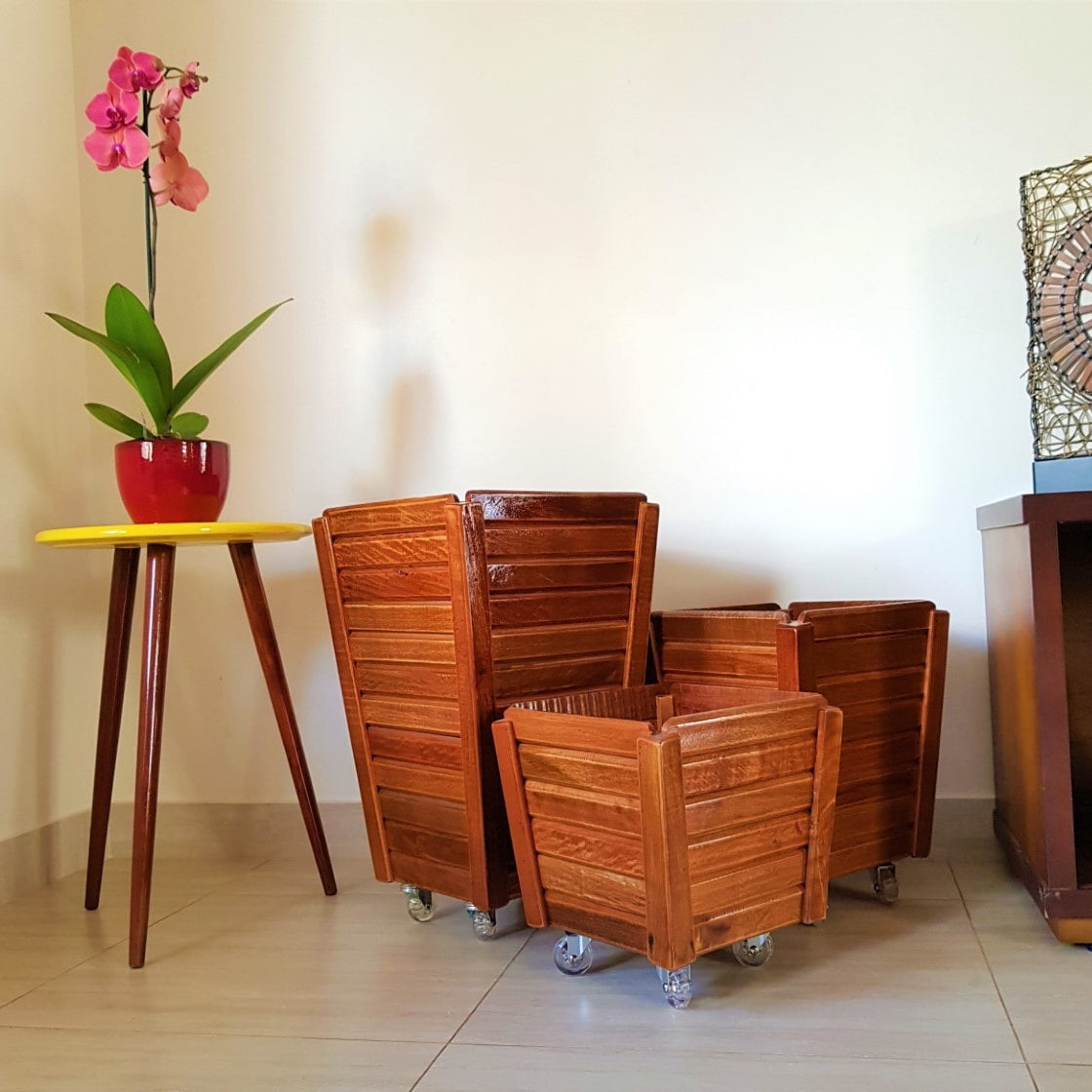 Vaso Cachepot de Madeira com Rodas