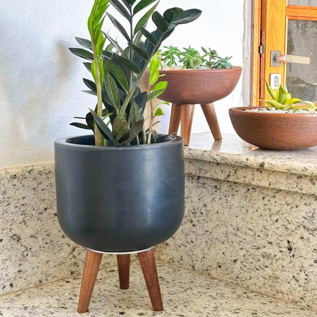 Vaso Doha Médio com Tripé de Madeira