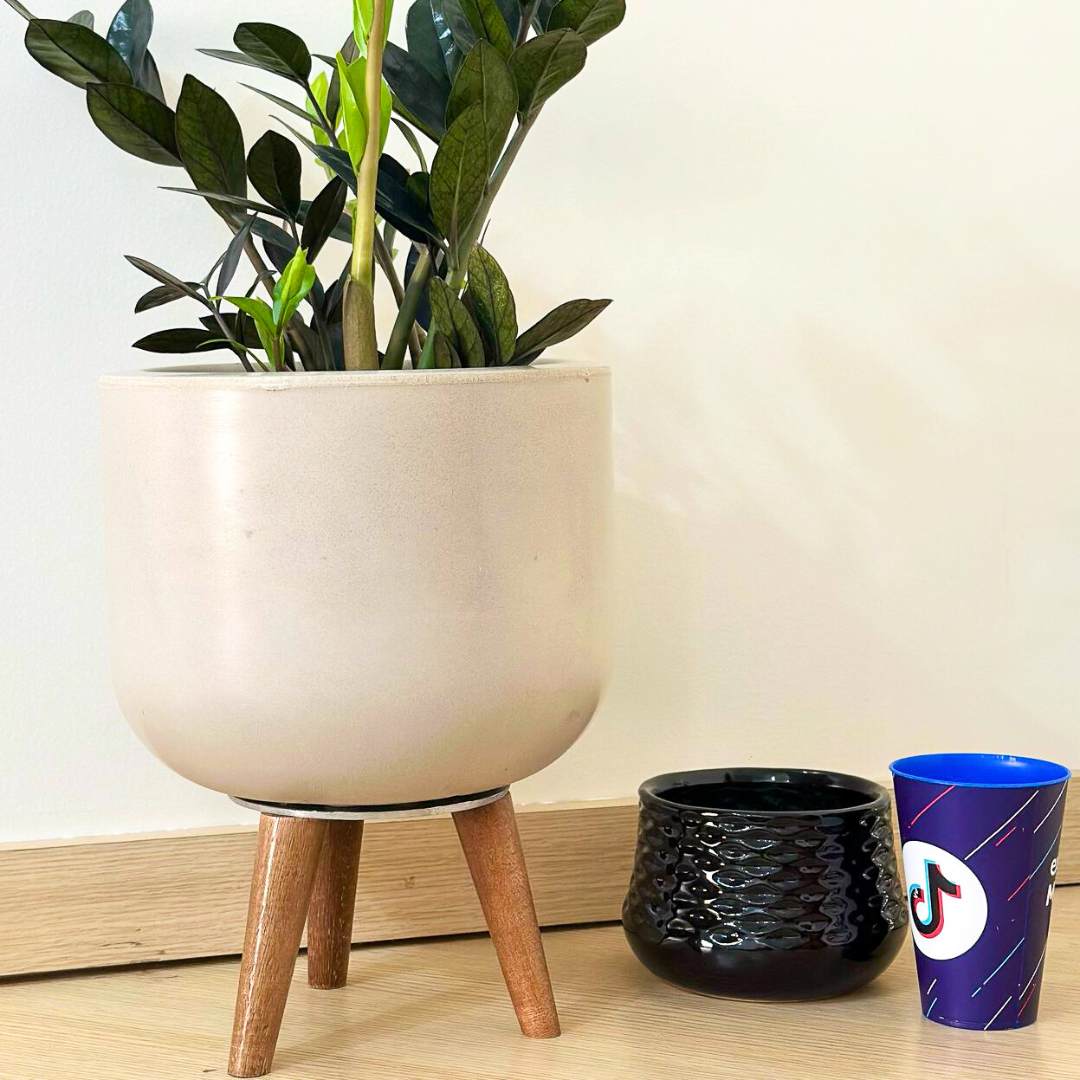 Vaso Doha Médio com Tripé de Madeira